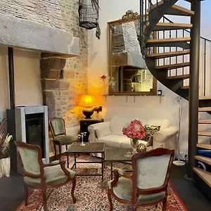 https://petit-gte-darrire-cour-au-pied-du-chteau.inbrittany.com